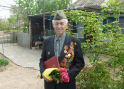 Рецепт своего долголетия петроввальский солдат Победы Алексей Чупинин не держит в секрете: «Всю жизнь трудился, врагов не имею, друзей — имею!»