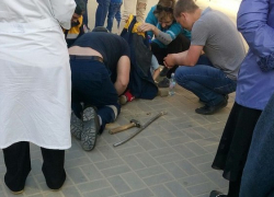 В Камышине на улице Ленина ребенок попал ногой в железную трубу в асфальте, потребовалась помощь спасателей