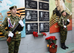 Печаль и гордость камышан: на здании политехнического колледжа появилась еще одна мемориальная доска выпускнику - герою СВО