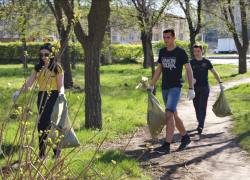Студенты Камышинского технологического института убрали парк Текстильщиков - больше оказалось некому