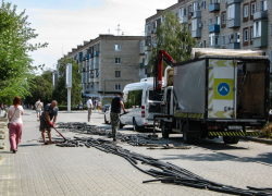В Камышине на улице Ленина ведется демонтаж старых кабелей без сигнальных лент на участке работ