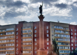 В "Благоустройстве" Камышина заявили, что начинают восстанавливать перекопанный газон у памятника Димитрию Солунскому