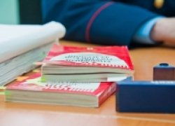 Судебного пристава вытолкнули за дверь - "толкатель" идет под суд
