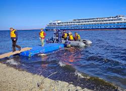 Какой "смелый" лайнер бросил якорь у природного парка в Камышинском районе, и как туристов отправляли на берег без стационарного причала