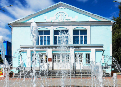 "Посменный график": в Камышине фонтан у "Дружбы" запустили под музыку, а у ДК "Текстильщик" выключили