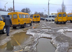 Камышинские перевозчики и пассажиры взывают к администрации Камышина с просьбой обратить внимание на постоянные наледи на остановке "Молодежная"
