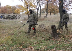 В Волгоградской области мобилизованные военнослужащие определяют минно-взрывные заграждения и прокладывают безопасные маршруты
