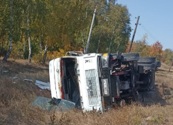 Под Камышином фура "удачно" легла на бок