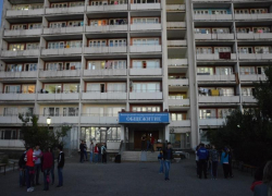 Студент ночью выпал с балкона общежития в Волгограде  