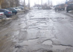 Камышане начали собирать в соцсетях фотоколлекции самых убитых городских дорог