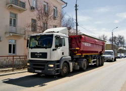 "Ну, все - последнюю проезжую улицу в Камышине большегрузы добьют!" - камышанка