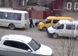 В Камышине водители автобуса и маршрутки после ДТП на улице Пролетарской  подрались