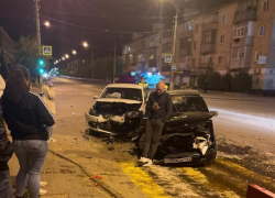 Камышане выложили в соцсетях фото аварии, случившейся минувшим вечером в районе бывшей "Победы" в Камышине: пострадавших трое