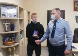 Бывший воспитанник Камышинской колонии получил из рук полковника внутренней службы справку об освобождении и... подарок