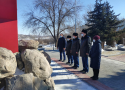 Камышинский городской прокурор Александр Киселев и его коллеги пришли поклониться памяти ушедших бойцов-камышан