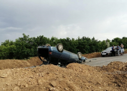Пьяный негодяй бросил перевернувшуюся на крышу машину с мертвым подростком и тремя ранеными детьми и сбежал