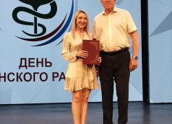 Нарядным медработникам спикер Камышинской городской думы Владимир Пономарев вручил гору грамот "имени себя"