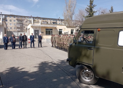Две администрации объединились, чтобы в Камышине передать автомобиль со всем необходимым для зоны СВО