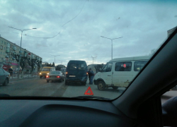 В Камышине в вечерний час пик "Газели" перегородили пол-улицы Ленина