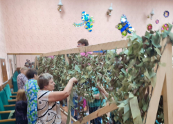 В поселке Госстанция Камышинского района жители  активно плетут маскировочные сети для линии соприкосновения
