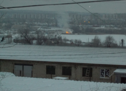 Камышан с утра перепугал дым и огонь на берегу Камышинки со стороны 3-го городка