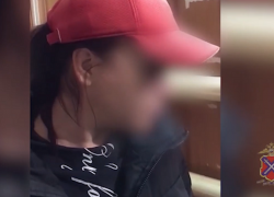 "Приличная дама" засунула в карман куртки сверток с наркотиком (ВИДЕО)