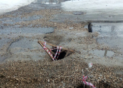Камышане выложили в соцсетях снимки провалов на городских дорогах после таяния снега