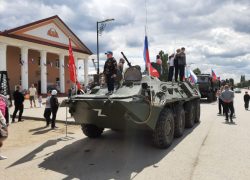 В городе Петров Вал Камышинского района 9 Мая мальчишки "осваивали" БТР