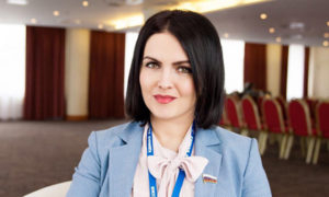 Поздравление депутата камышан в Госдуме Анны Кувычко опубликовала только камышинская районная газета "Уезд", городская "Диалог" воздержалась