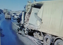 Из-за смертельного ДТП с фурами встало движение по московской трассе в Волгоградской области (ВИДЕО)