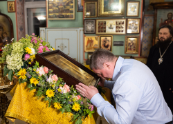 Митрополит Волгоградский и Камышинский Феодор и губернатор Андрей Бочаров встретили недавно обретенный московский список Казанской иконы Божией Матери