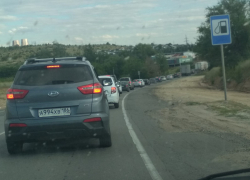 У Камышина водители стоят по полчаса из-за пробки в южном направлении