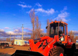 Камышинские коммунальщики похвалились новым универсальным автопогрузчиком