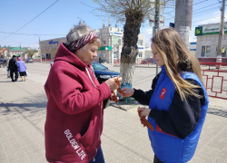 Волонтеры раздают Георгиевские ленты в Камышине