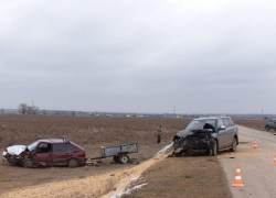 "Гонщик" на отечественной легковушке протаранил иномарку с девушкой за рулем: двое в больнице