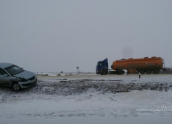 У границы Камышинского района МАН не уступил дорогу "Киа Рио",  женщине-водителю с легковушки пришлось оказывать медпомощь