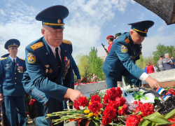 В Камышине завершилась торжественная церемония возложения цветов к Памятному знаку в парке Победы
