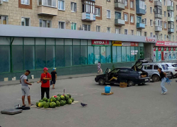 В Камышине начали продавать арбузы посреди города с земли
