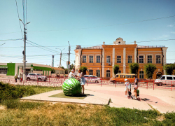 Неужели службам благоустройства нельзя выполоть сорняки у памятника Арбузу в Камышине? - камышанка