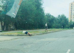 В четвертом микрорайоне города на газоне лежит мужчина, которому могут в любой момент отдавить ноги