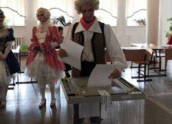 В Камышине артист драмтеатра прибыл голосовать в театральном костюме, но заявил, что это не эпатаж, а производственная необходимость (ВИДЕО)