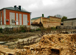 Стройки в центре Камышина надо ограждать, прикрывать, иначе одно уродство, - камышанка