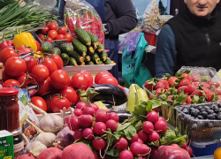 На центральном рынке в Камышине для гурманов выложили свежую редиску и "ягодный букет"