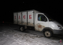 На трассе "Ниссан" протаранил хлебовозку, а потом на него самого наехал "ВАЗ"