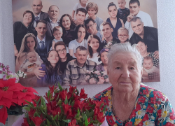 Старожила Госстанции Камышинского района Тамару Крысину пришел поздравить с 90-летием глава сельского поселения