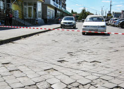 Камышане увидели сигнальную ленту вдоль самого опасного проезда в бухте и "расшифровывают" ее предназначение