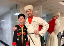 На сцене Кремлевского дворца с Кубанским казачьим хором выступил талантливый парень из села Семеновка Камышинского района Максим Мелкишев