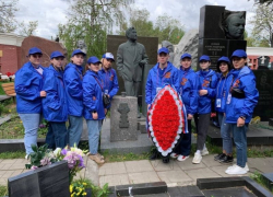 Юные камышане поехали в Москву и возложили цветы на могилу Маресьева на Новодевичьем кладбище