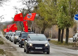 В Камышине 7 ноября горожане наблюдали колонну празднично украшенных автомобилей