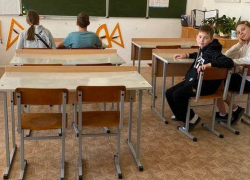 В Камышинском районе сельской учительнице, "уволившей" главного чиновника от образования в результате конфликта, поменяли мебель-рухлядь в классе